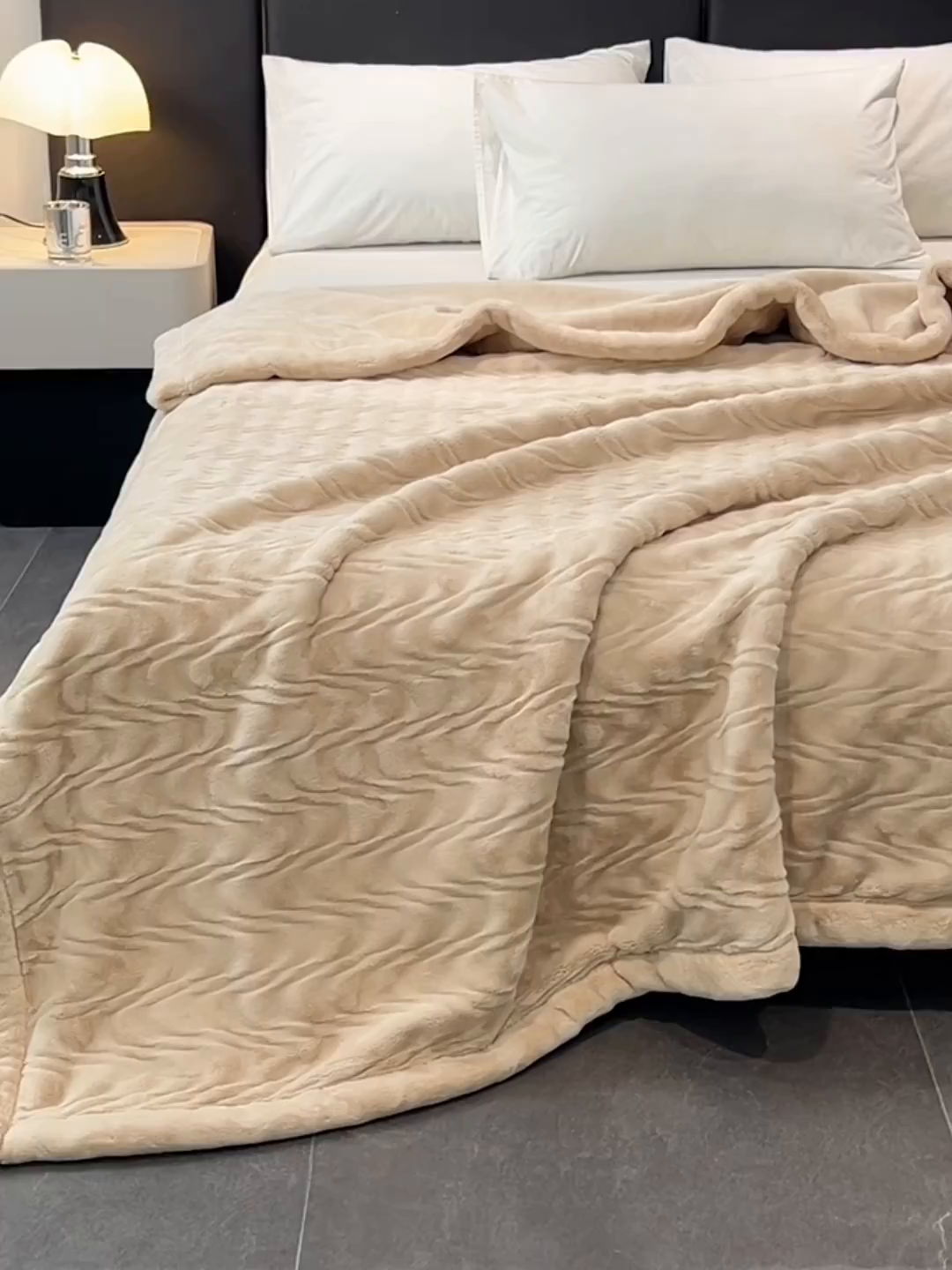 91家纺网 家纺一手货源 找家纺 凯轩毛毯网销专供 2025新款水波纹精品婚庆云毯毛毯 水波纹-燕麦色