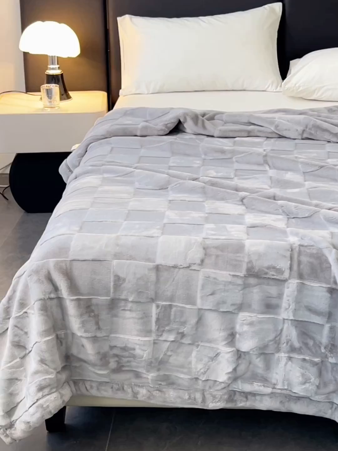 91家纺网 家纺一手货源 找家纺 凯轩毛毯网销专供 2025新款方格精品婚庆云毯毛毯 方格-浅银灰