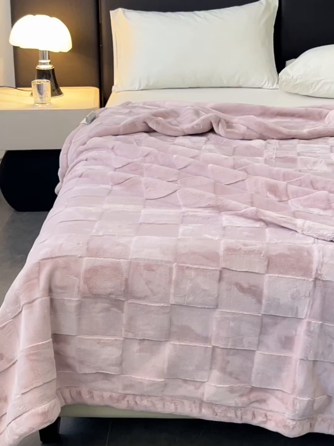 91家纺网 家纺一手货源 找家纺 凯轩毛毯网销专供 2025新款方格精品婚庆云毯毛毯 方格-木槿紫