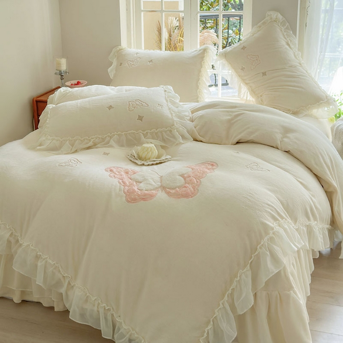 91家纺网 家纺一手货源 找家纺 美洲琳 2025新款高克重全消光贴布绣花牛奶绒四件套 蝴蝶-奶白