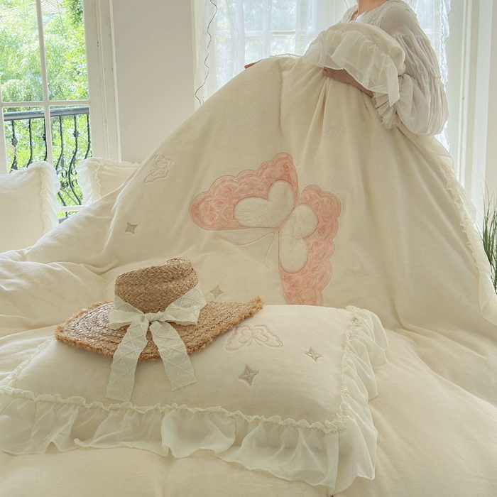 91家纺网 家纺一手货源 找家纺 美洲琳 2025新款高克重全消光贴布绣花牛奶绒四件套 蝴蝶-奶白