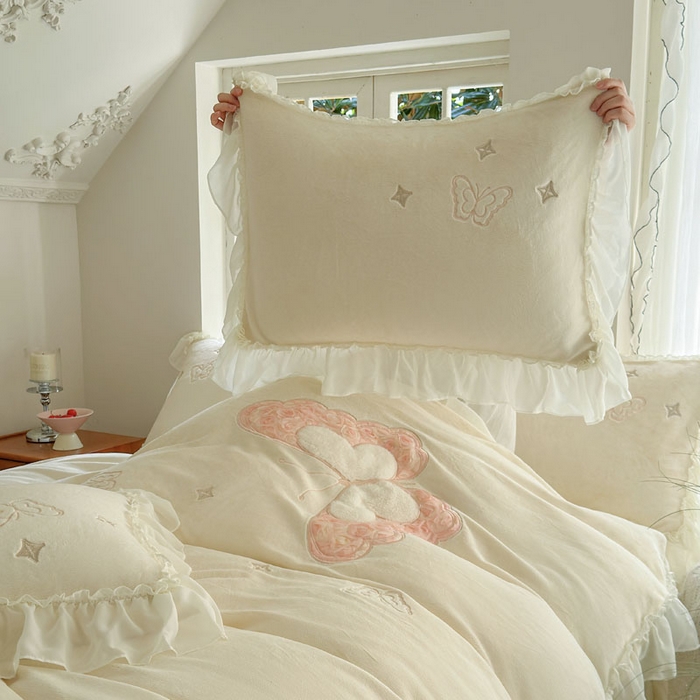 91家纺网 家纺一手货源 找家纺 美洲琳 2025新款高克重全消光贴布绣花牛奶绒四件套 蝴蝶-奶白