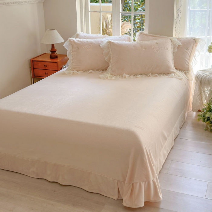 91家纺网 家纺一手货源 找家纺 美洲琳 2025新款高克重全消光贴布绣花牛奶绒四件套 蝴蝶-浅粉