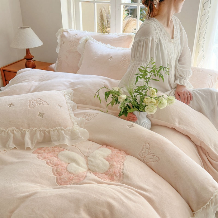 91家纺网 家纺一手货源 找家纺 美洲琳 2025新款高克重全消光贴布绣花牛奶绒四件套 蝴蝶-浅粉