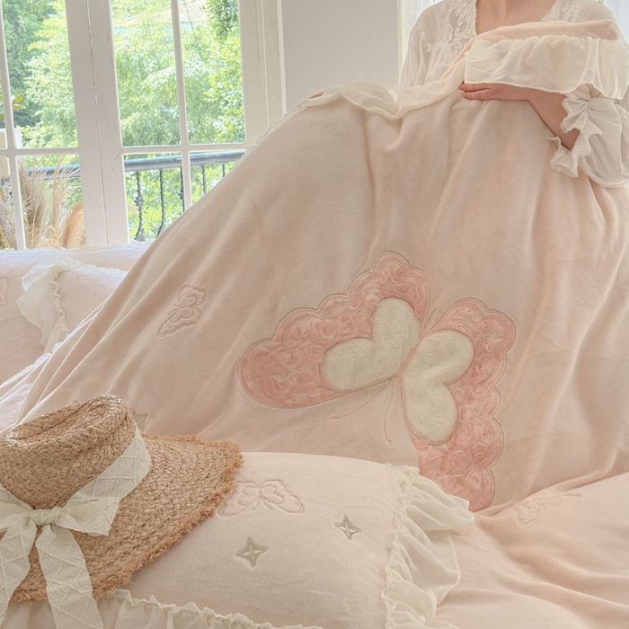 91家纺网 家纺一手货源 找家纺 美洲琳 2025新款高克重全消光贴布绣花牛奶绒四件套 蝴蝶-浅粉