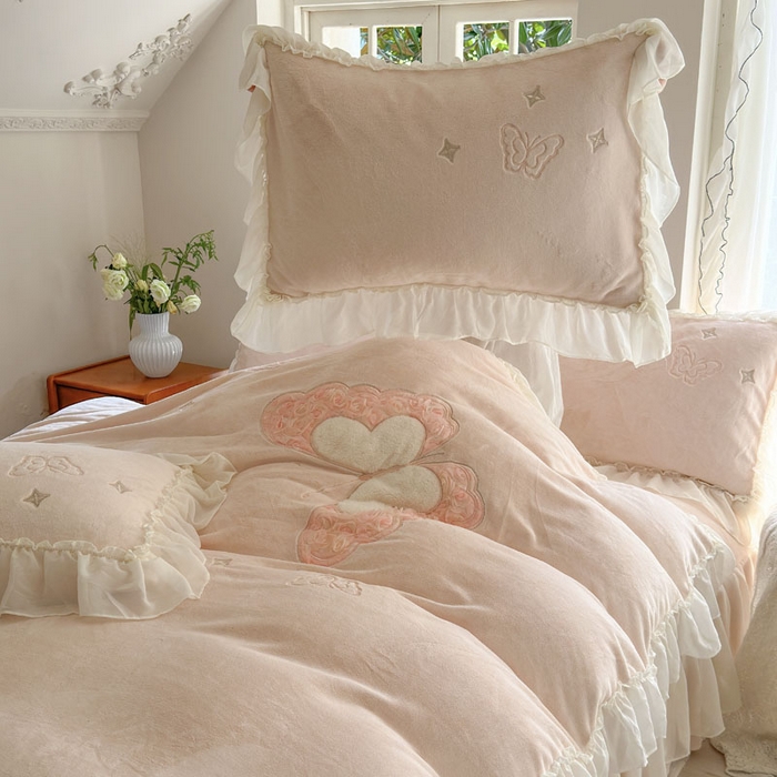 91家纺网 家纺一手货源 找家纺 美洲琳 2025新款高克重全消光贴布绣花牛奶绒四件套 蝴蝶-浅粉