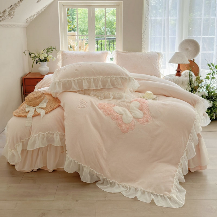 91家纺网 家纺一手货源 找家纺 美洲琳 2025新款高克重全消光贴布绣花牛奶绒四件套 蝴蝶-浅粉