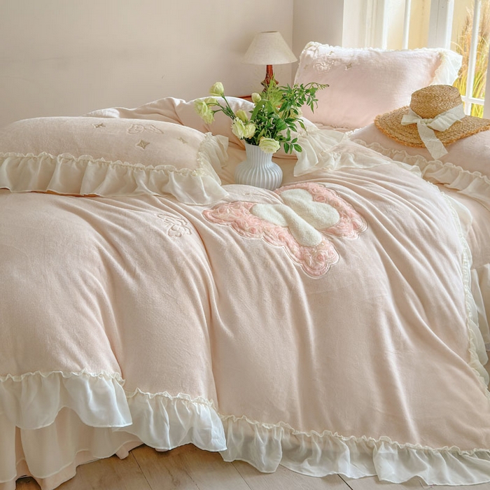 91家纺网 家纺一手货源 找家纺 美洲琳 2025新款高克重全消光贴布绣花牛奶绒四件套 蝴蝶-浅粉