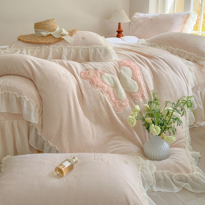 91家纺网 家纺一手货源 找家纺 美洲琳 2025新款高克重全消光贴布绣花牛奶绒四件套 蝴蝶-浅粉