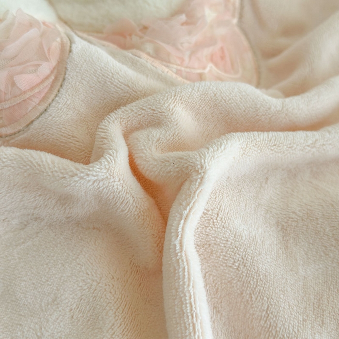 91家纺网 家纺一手货源 找家纺 美洲琳 2025新款高克重全消光贴布绣花牛奶绒四件套 蝴蝶-浅粉