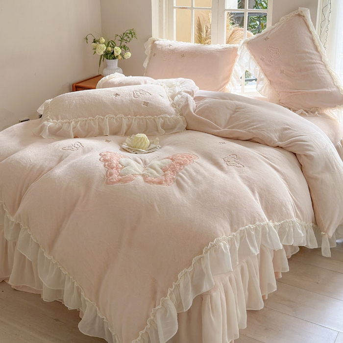 91家纺网 家纺一手货源 找家纺 美洲琳 2025新款高克重全消光贴布绣花牛奶绒四件套 蝴蝶-浅粉