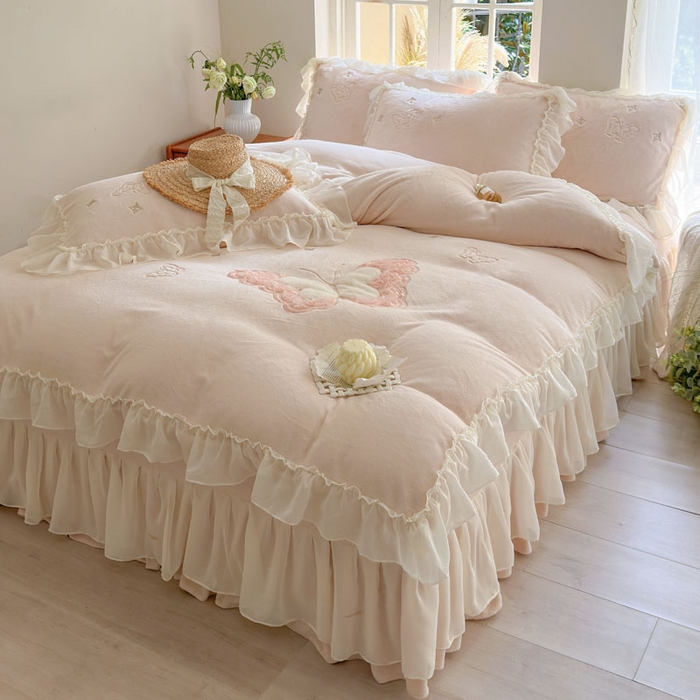 91家纺网 家纺一手货源 找家纺 美洲琳 2025新款高克重全消光贴布绣花牛奶绒四件套 蝴蝶-浅粉