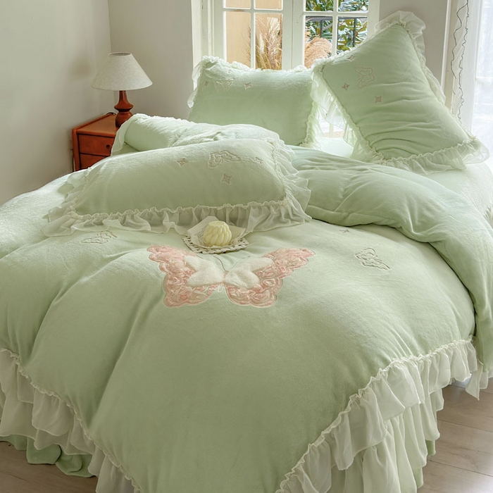 91家纺网 家纺一手货源 找家纺 美洲琳 2025新款高克重全消光贴布绣花牛奶绒四件套 蝴蝶-水绿