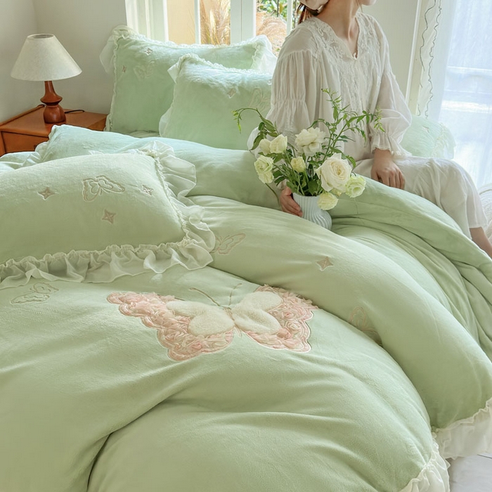 91家纺网 家纺一手货源 找家纺 美洲琳 2025新款高克重全消光贴布绣花牛奶绒四件套 蝴蝶-水绿
