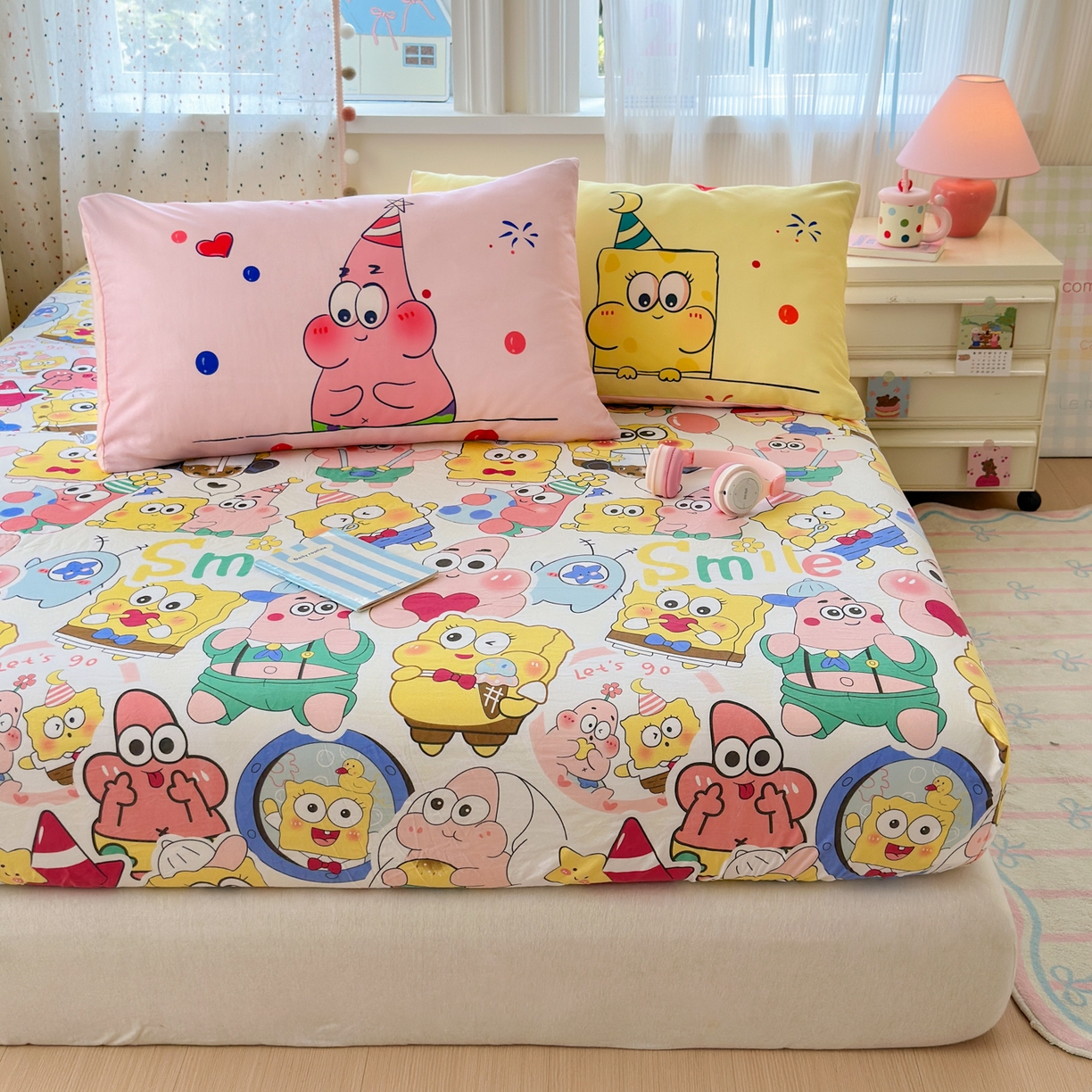 91家纺网 家纺一手货源 找家纺 一霖家纺 2025新款云朵棉小清新印花床笠系列 单床笠-过生日的海宝和派派