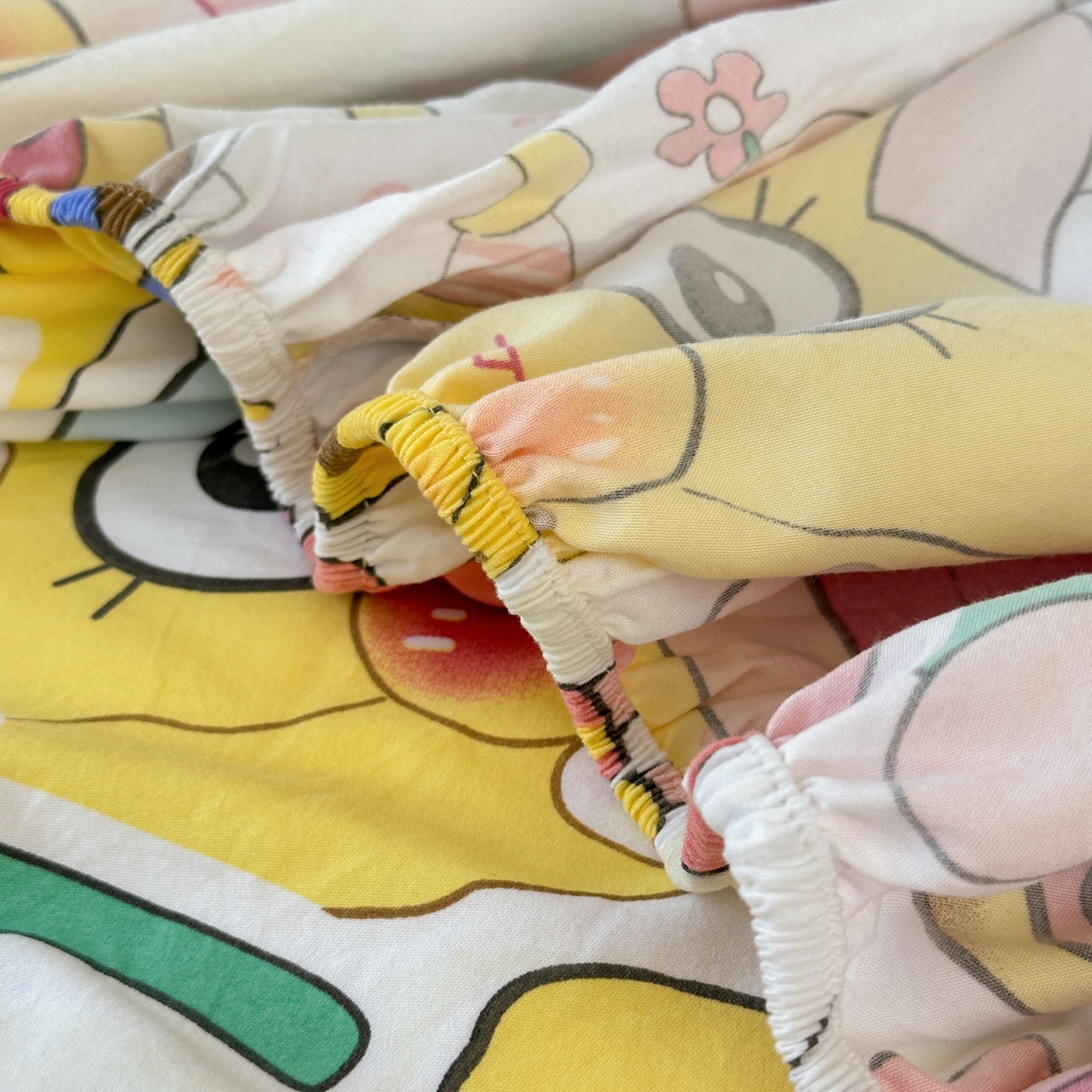 91家纺网 家纺一手货源 找家纺 一霖家纺 2025新款云朵棉小清新印花床笠系列 单床笠-过生日的海宝和派派