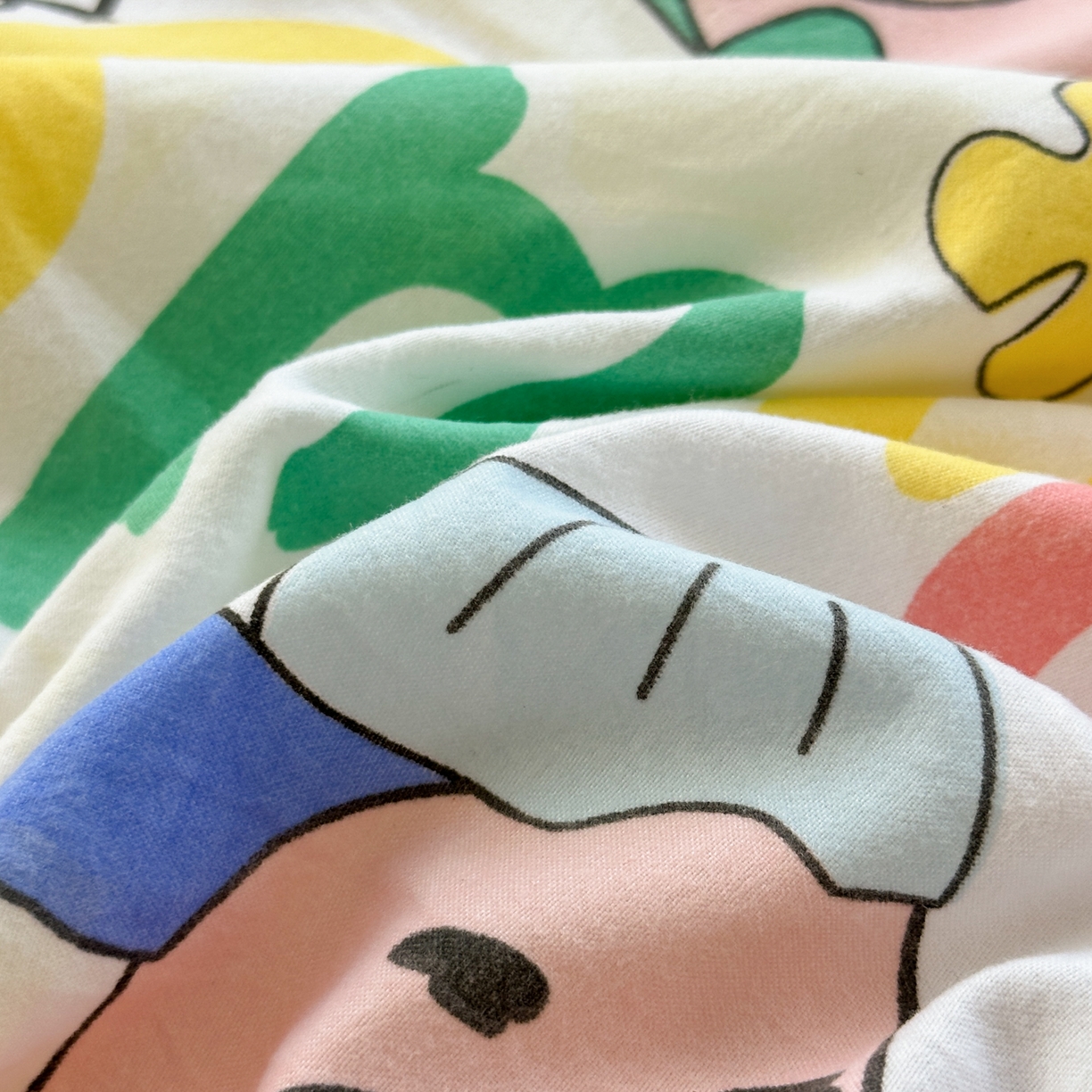 91家纺网 家纺一手货源 找家纺 一霖家纺 2025新款云朵棉小清新印花床笠系列 单床笠-过生日的海宝和派派