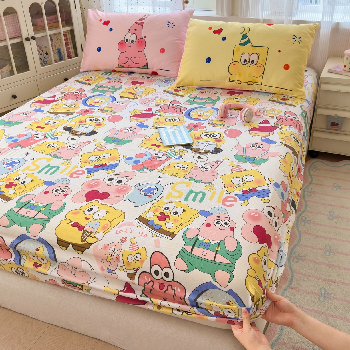 91家纺网 家纺一手货源 找家纺 一霖家纺 2025新款云朵棉小清新印花床笠系列 单床笠-过生日的海宝和派派