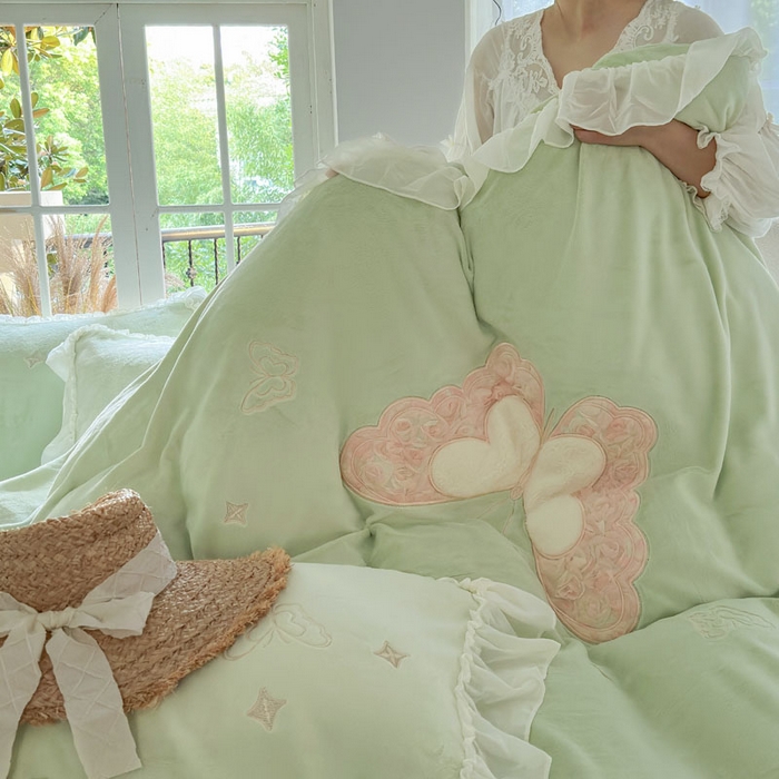 91家纺网 家纺一手货源 找家纺 美洲琳 2025新款高克重全消光贴布绣花牛奶绒四件套 蝴蝶-水绿