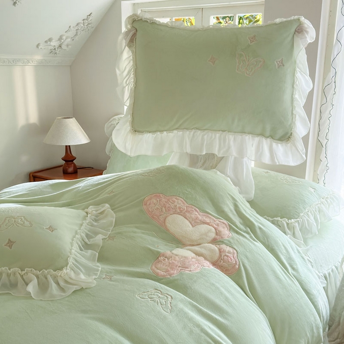 91家纺网 家纺一手货源 找家纺 美洲琳 2025新款高克重全消光贴布绣花牛奶绒四件套 蝴蝶-水绿