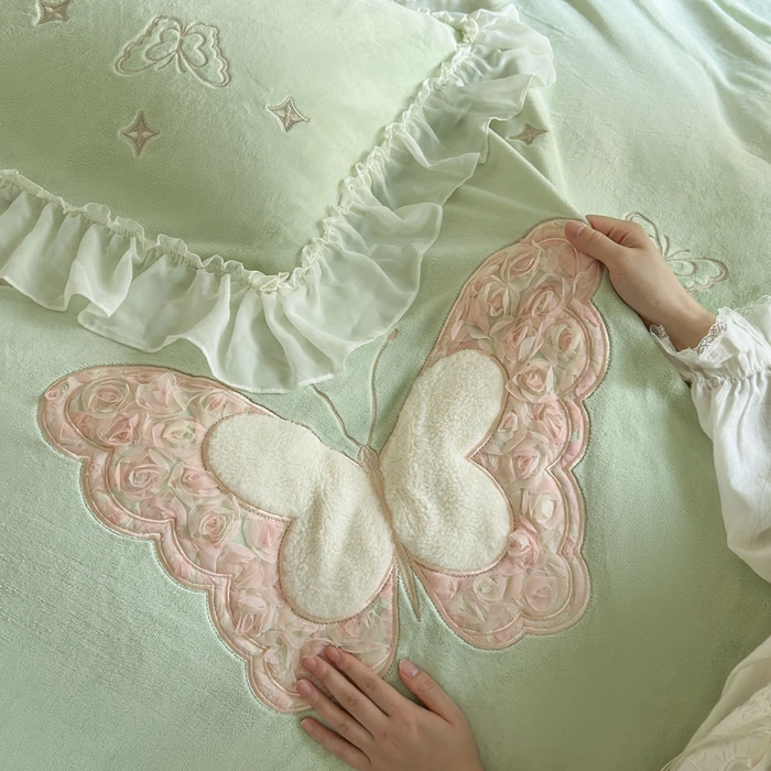 91家纺网 家纺一手货源 找家纺 美洲琳 2025新款高克重全消光贴布绣花牛奶绒四件套 蝴蝶-水绿