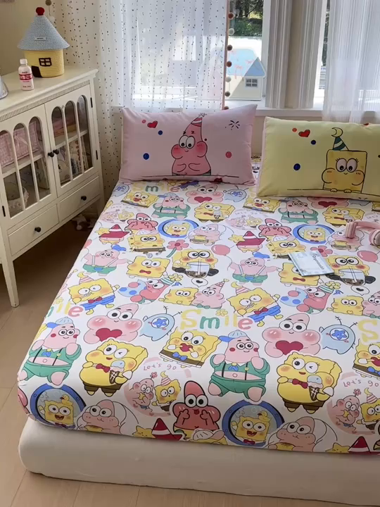 91家纺网 家纺一手货源 找家纺 一霖家纺 2025新款云朵棉小清新印花床笠系列 单床笠-过生日的海宝和派派