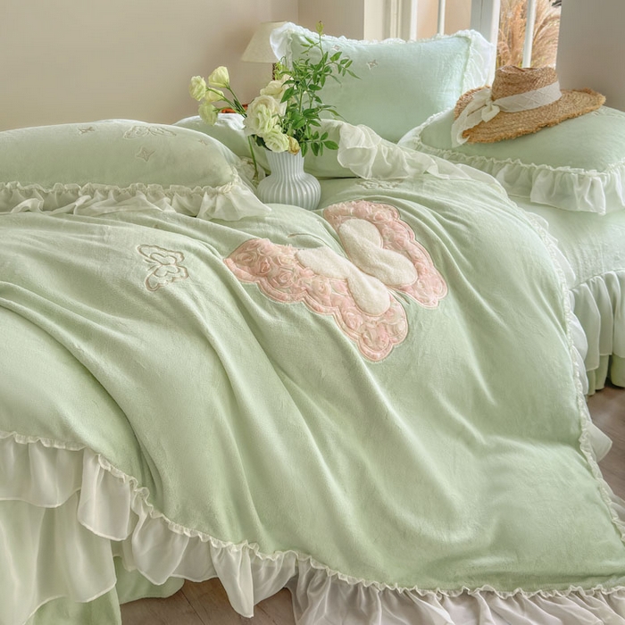 91家纺网 家纺一手货源 找家纺 美洲琳 2025新款高克重全消光贴布绣花牛奶绒四件套 蝴蝶-水绿