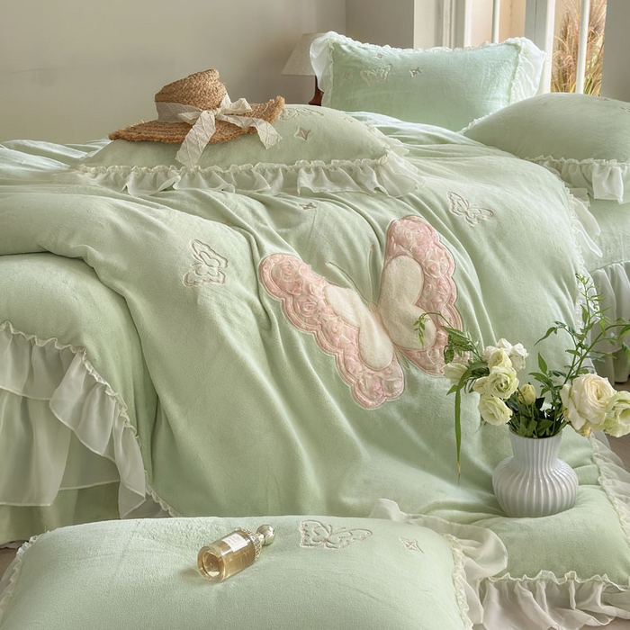 91家纺网 家纺一手货源 找家纺 美洲琳 2025新款高克重全消光贴布绣花牛奶绒四件套 蝴蝶-水绿
