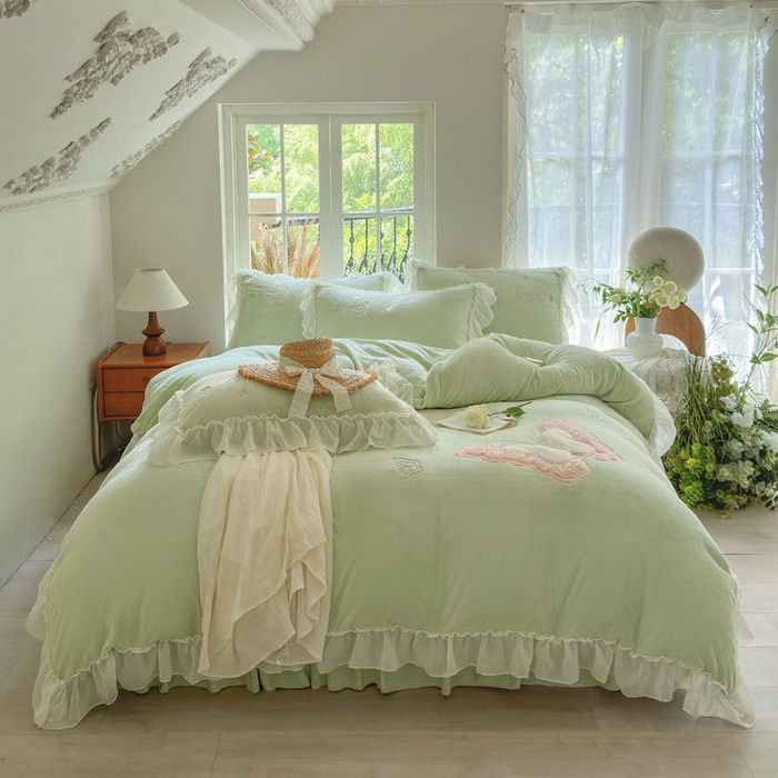 91家纺网 家纺一手货源 找家纺 美洲琳 2025新款高克重全消光贴布绣花牛奶绒四件套 蝴蝶-水绿