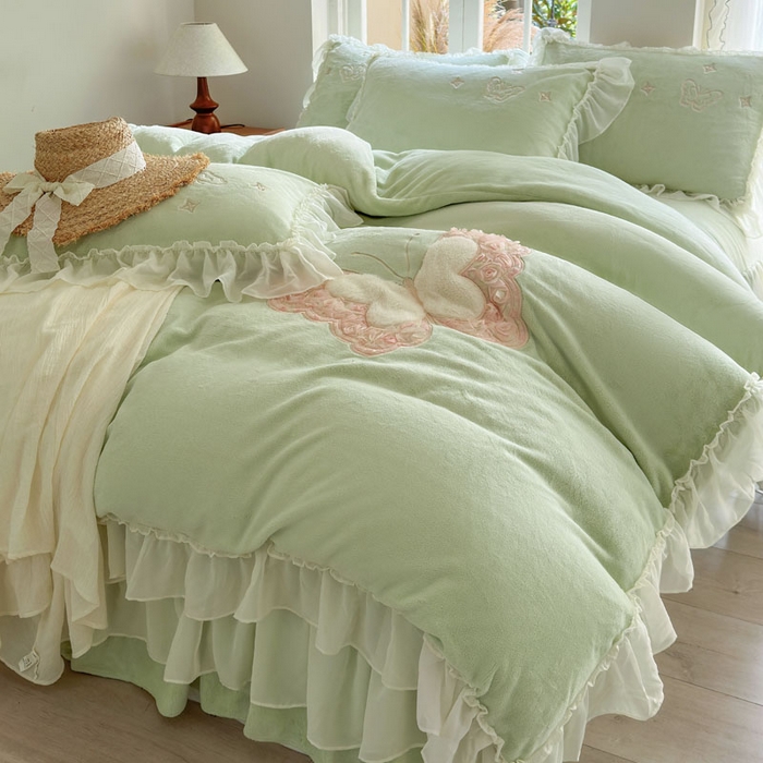 91家纺网 家纺一手货源 找家纺 美洲琳 2025新款高克重全消光贴布绣花牛奶绒四件套 蝴蝶-水绿