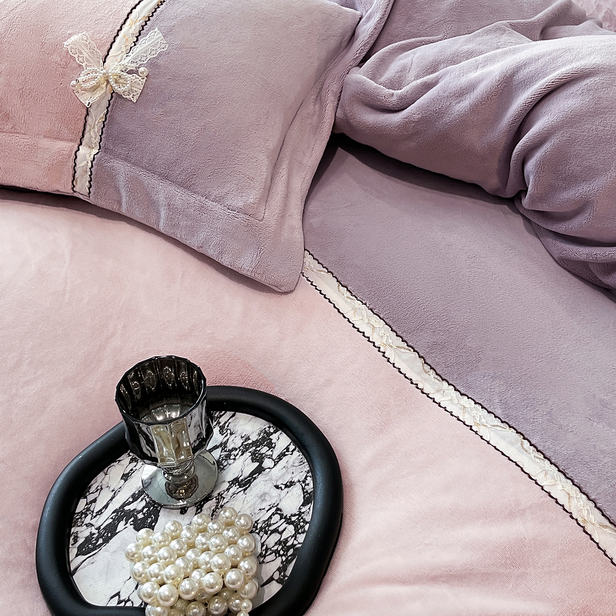 91家纺网 家纺一手货源 找家纺 馨梦缘 2025新款全消光暖阳绒四件套 珍爱款-浪漫紫+浅粉