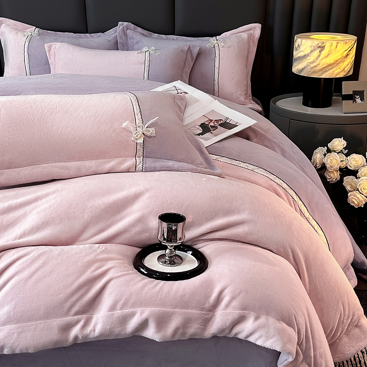 91家纺网 家纺一手货源 找家纺 馨梦缘 2025新款全消光暖阳绒四件套 珍爱款-浪漫紫+浅粉