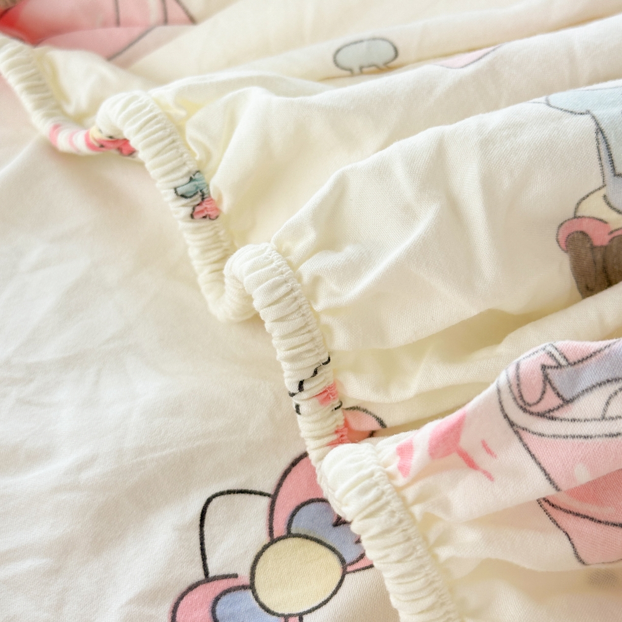 91家纺网 家纺一手货源 找家纺 一霖家纺 2025新款云朵棉小清新印花床笠系列 单床笠-小奶猫