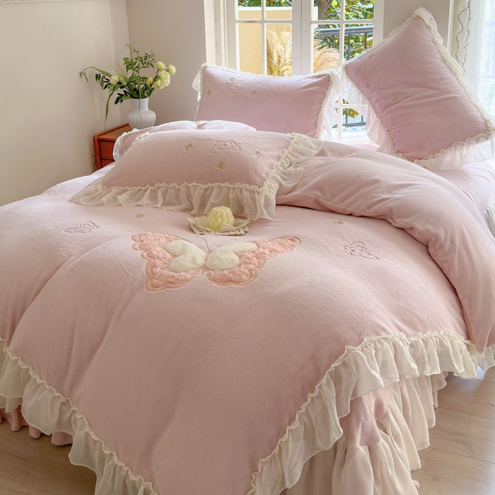 91家纺网 家纺一手货源 找家纺 美洲琳 2025新款高克重全消光贴布绣花牛奶绒四件套 蝴蝶-雾粉