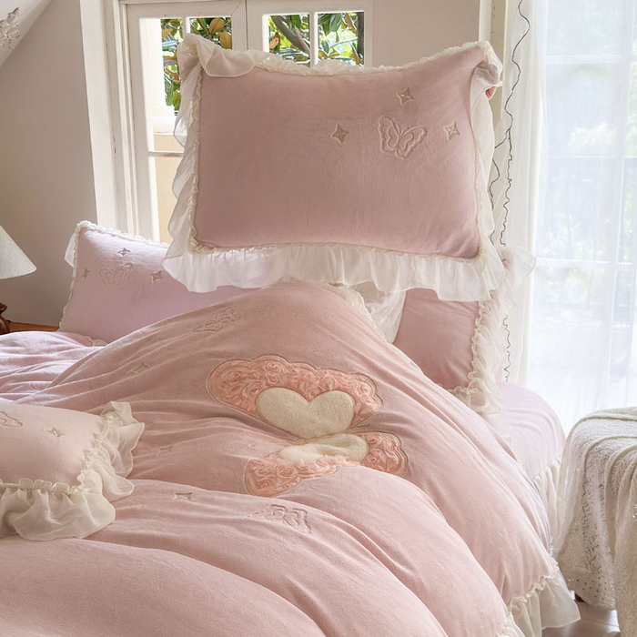 91家纺网 家纺一手货源 找家纺 美洲琳 2025新款高克重全消光贴布绣花牛奶绒四件套 蝴蝶-雾粉