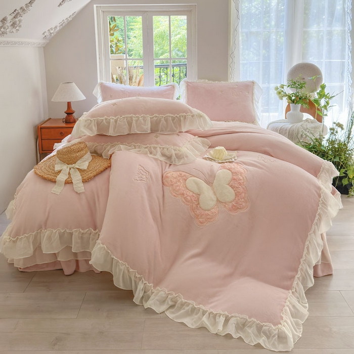 91家纺网 家纺一手货源 找家纺 美洲琳 2025新款高克重全消光贴布绣花牛奶绒四件套 蝴蝶-雾粉