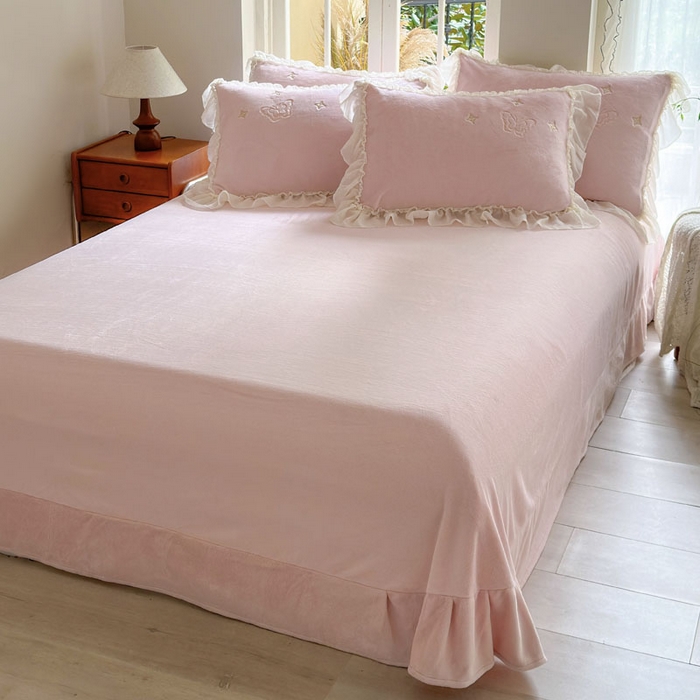 91家纺网 家纺一手货源 找家纺 美洲琳 2025新款高克重全消光贴布绣花牛奶绒四件套 蝴蝶-雾粉