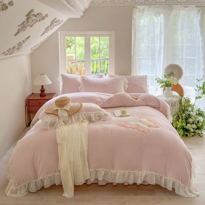 91家纺网 家纺一手货源 找家纺 美洲琳 2025新款高克重全消光贴布绣花牛奶绒四件套 蝴蝶-雾粉