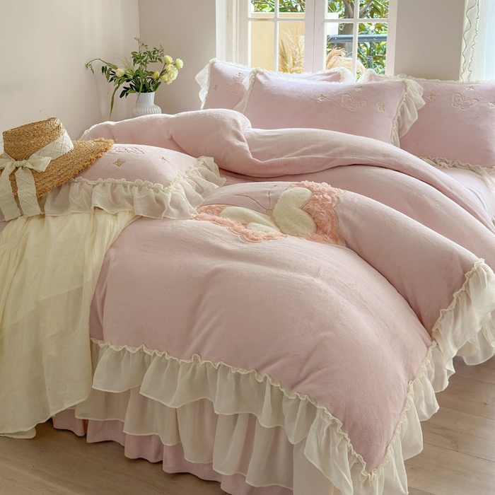 91家纺网 家纺一手货源 找家纺 美洲琳 2025新款高克重全消光贴布绣花牛奶绒四件套 蝴蝶-雾粉