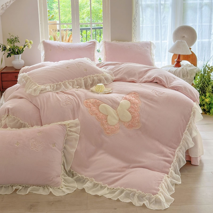 91家纺网 家纺一手货源 找家纺 美洲琳 2025新款高克重全消光贴布绣花牛奶绒四件套 蝴蝶-雾粉