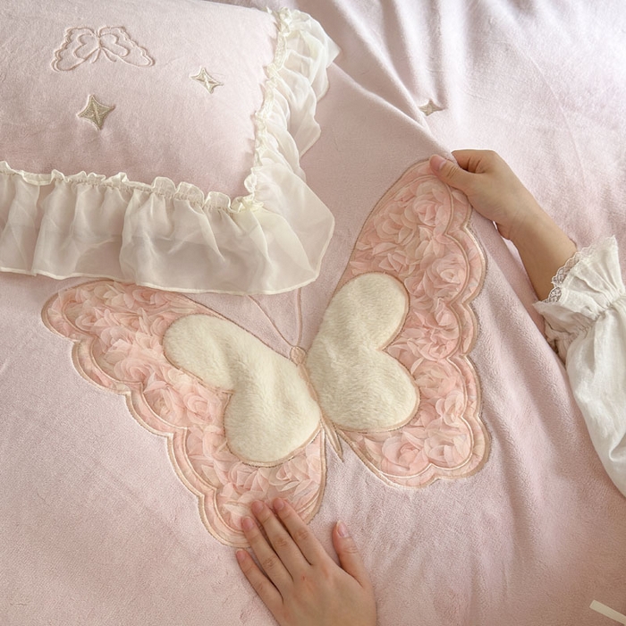 91家纺网 家纺一手货源 找家纺 美洲琳 2025新款高克重全消光贴布绣花牛奶绒四件套 蝴蝶-雾粉