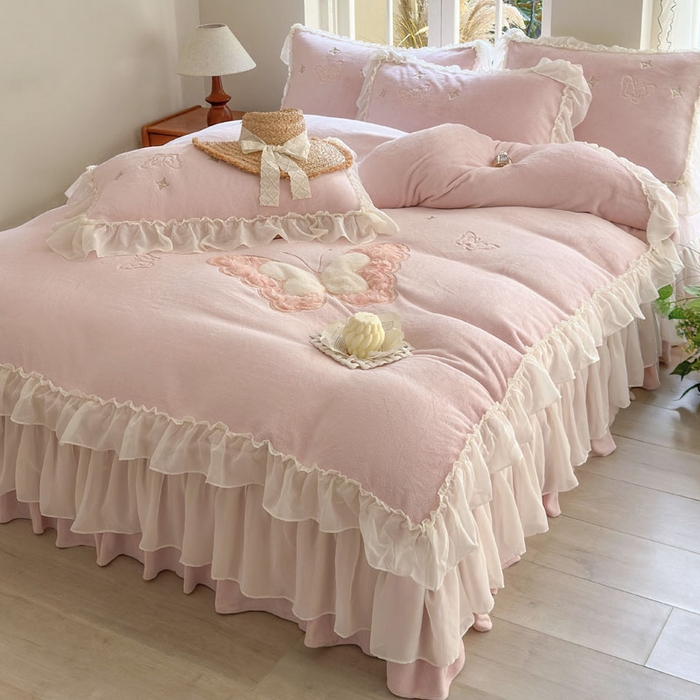 91家纺网 家纺一手货源 找家纺 美洲琳 2025新款高克重全消光贴布绣花牛奶绒四件套 蝴蝶-雾粉