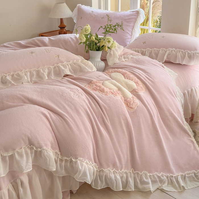 91家纺网 家纺一手货源 找家纺 美洲琳 2025新款高克重全消光贴布绣花牛奶绒四件套 蝴蝶-雾粉