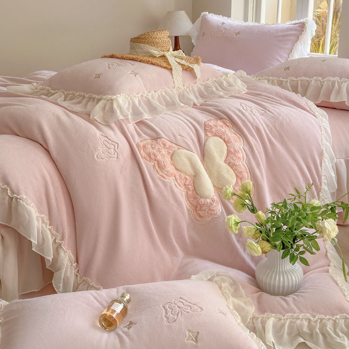 91家纺网 家纺一手货源 找家纺 美洲琳 2025新款高克重全消光贴布绣花牛奶绒四件套 蝴蝶-雾粉