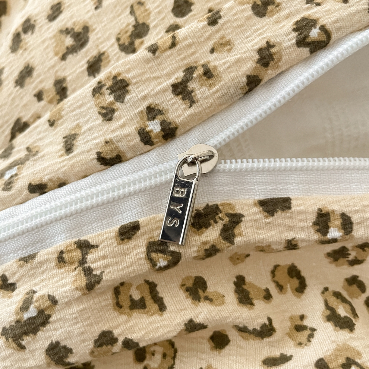 91家纺网 家纺一手货源 找家纺 铺尚美家纺 2025新款云感提花双层纱系列 小豹纹