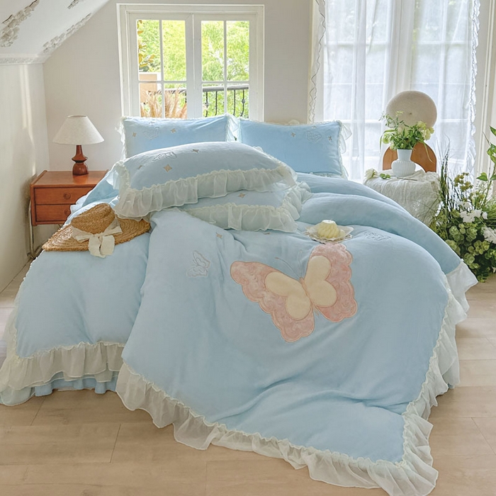 91家纺网 家纺一手货源 找家纺 美洲琳 2025新款高克重全消光贴布绣花牛奶绒四件套 蝴蝶-雾蓝