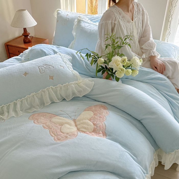 91家纺网 家纺一手货源 找家纺 美洲琳 2025新款高克重全消光贴布绣花牛奶绒四件套 蝴蝶-雾蓝