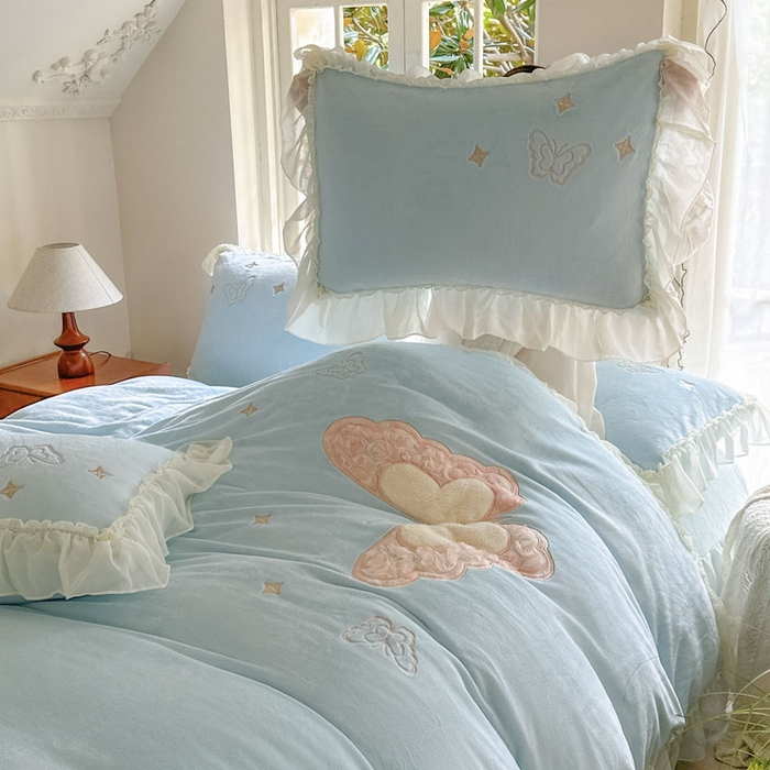 91家纺网 家纺一手货源 找家纺 美洲琳 2025新款高克重全消光贴布绣花牛奶绒四件套 蝴蝶-雾蓝