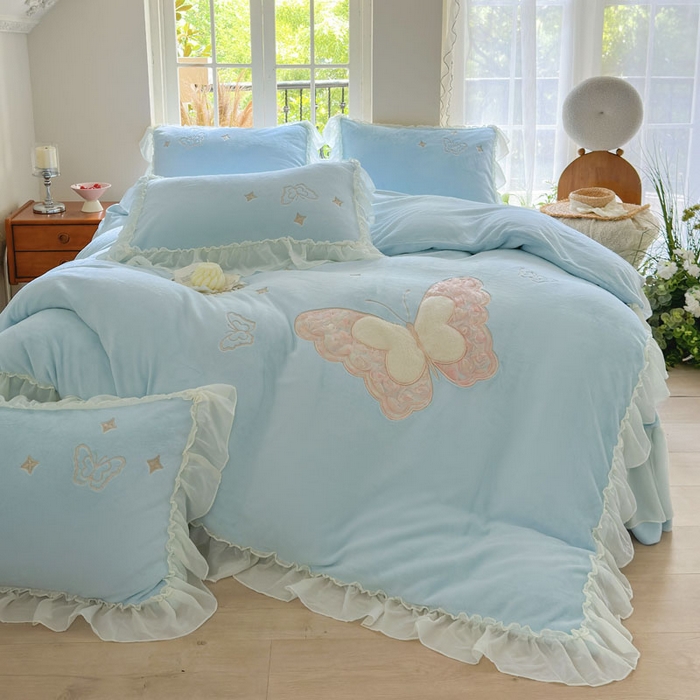 91家纺网 家纺一手货源 找家纺 美洲琳 2025新款高克重全消光贴布绣花牛奶绒四件套 蝴蝶-雾蓝