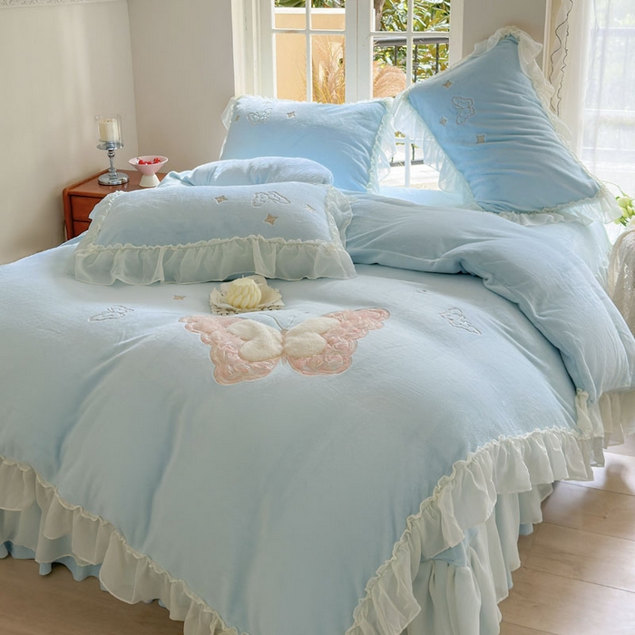 91家纺网 家纺一手货源 找家纺 美洲琳 2025新款高克重全消光贴布绣花牛奶绒四件套 蝴蝶-雾蓝